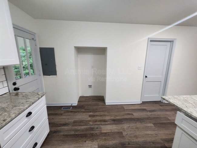 Building Photo - 3109 Cloverhurst Cir