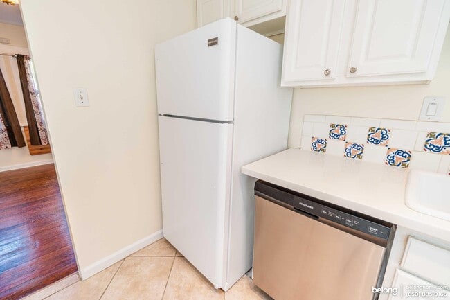 Building Photo - 2400 Bonar St