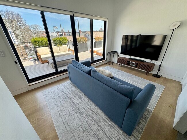 Building Photo - 22 Parker St