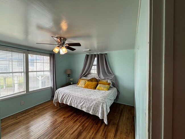 Building Photo - 611 Seashell Dr
