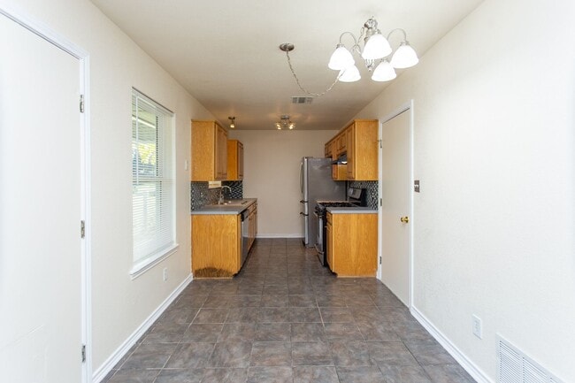 Building Photo - Spacious 2 Bedroom Home!