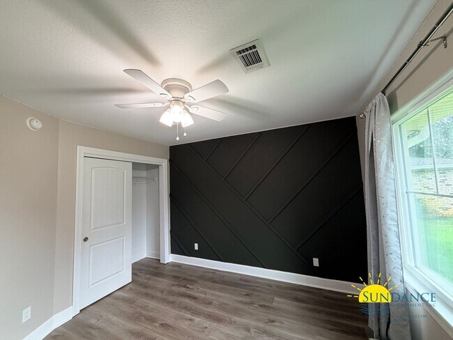 Building Photo - Beautiful 3-Bedroom Pool Home in Destin – Lawn & Pool Service Included!