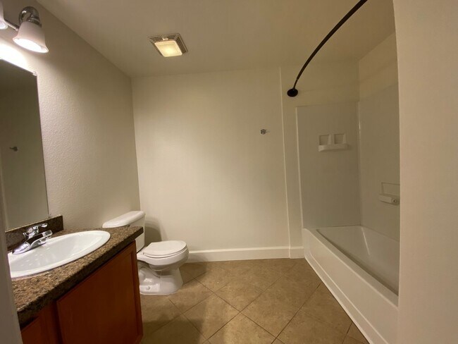 Building Photo - Beautiful Phoenician Apartments - 2 Bed, 2...