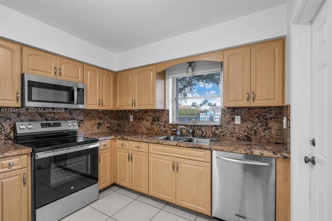 Building Photo - 4700 NE 21st Ave