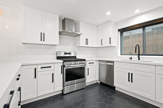 Building Photo - Beautiful Rehabbed Home In Mesa Verde with...