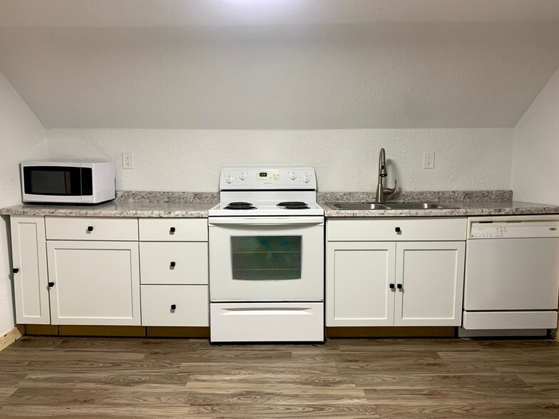 Kitchen - 1006 Oak St