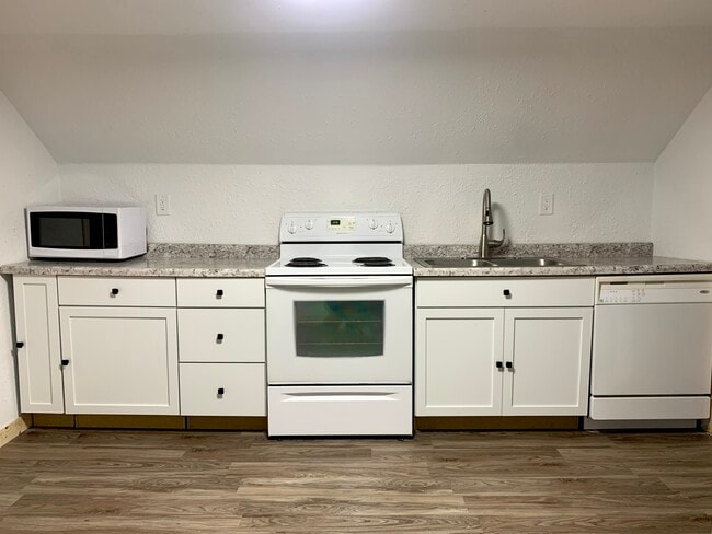 Kitchen - 1006 Oak St