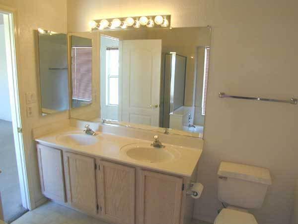Building Photo - Amazing 4 bed/2 bath home located in conve...