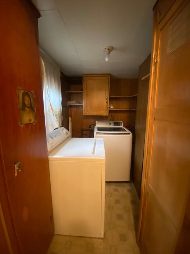 Laundry next to kitchen - 24 Rutherford St