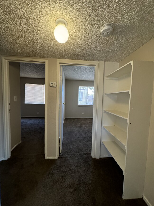 Building Photo - MOVE IN READY 2 Bed, 1 Bath Downstairs Con...