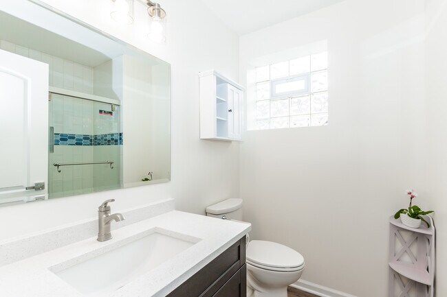 Building Photo - 1343 W 31st St