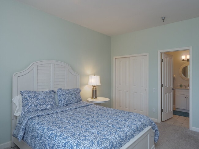 Building Photo - Luxury Furnished Longboat Key Retreat with Private Beach Club Access & Golf Course Views Remodele...