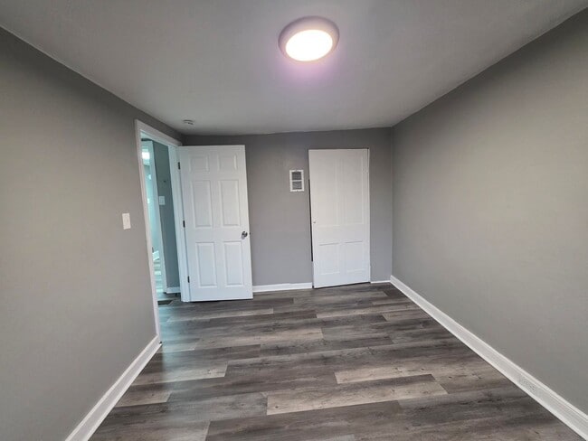 Building Photo - 2 bedroom 1 bath townhouse for rent in the West End