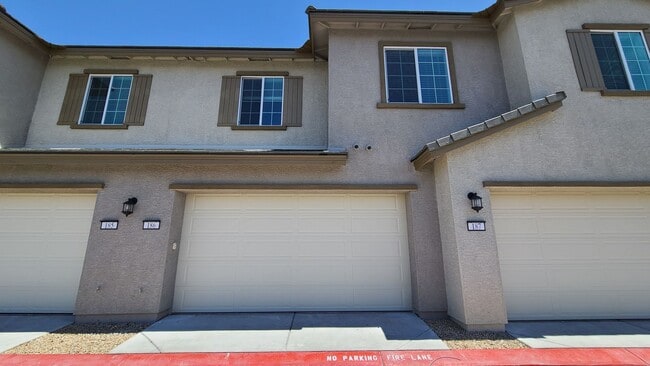 Building Photo - 3 Bedroom 2.5 Bath Townhouse