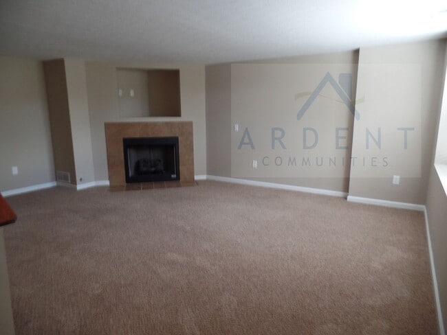 Building Photo - Traditions at Highbluffs 4061