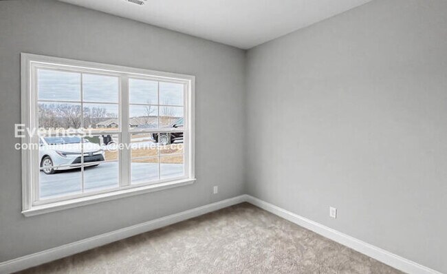 Building Photo - 2 Bed/2 Bath Townhome with Off-Street Parking / Pet-Friendly / Available Now!