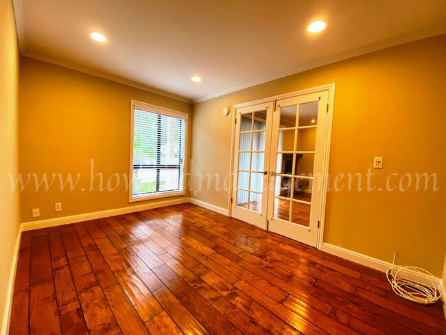 Building Photo - Professionally designed condo! Large kitch...