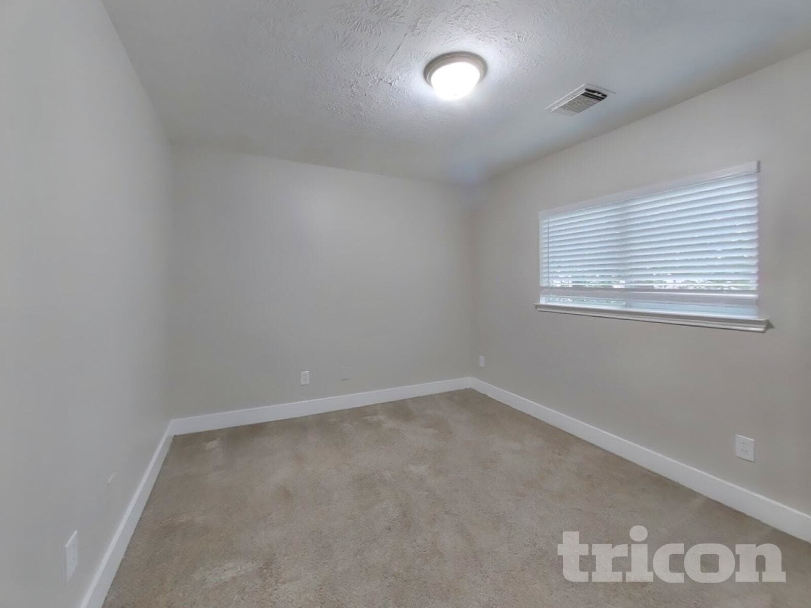 Building Photo - 18167 Woodsdale Ct