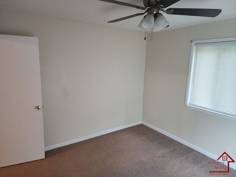 Building Photo - 163 Lakeshire Dr