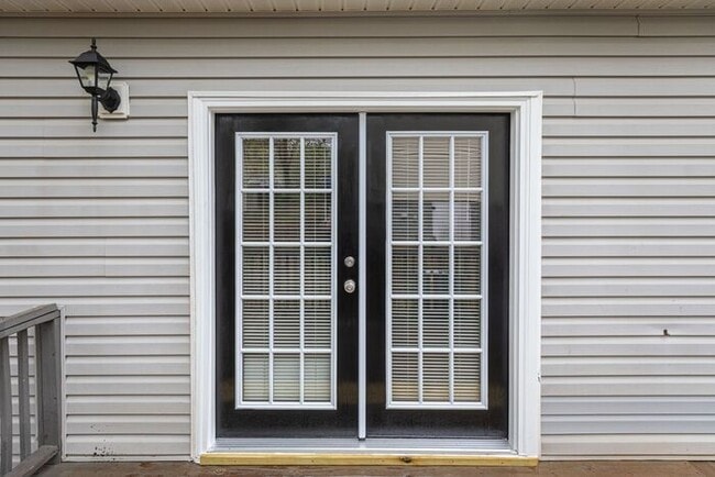 Building Photo - Like New Home off Freeman Mill. Just Painted, New Wood/Vinyl Flooring, Vaulted Ceilings, Front Po...