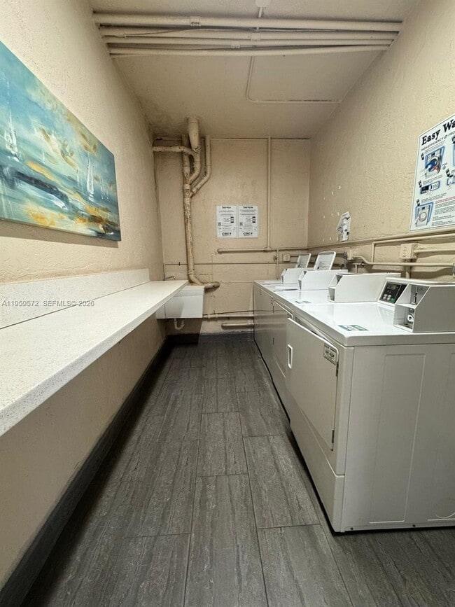 Building Photo - 2420 Diana Dr