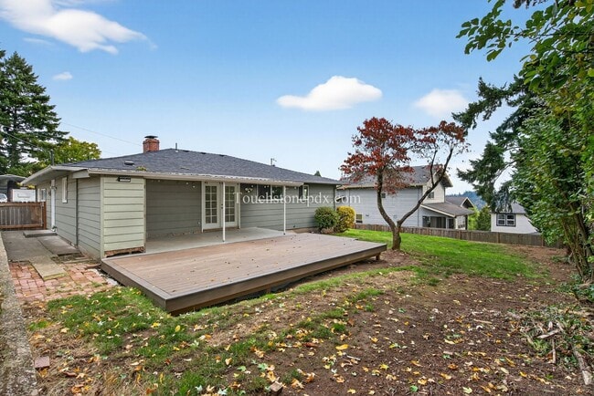 Building Photo - Tranquil West Linn Living Near Parks and S...