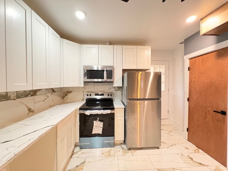 Building Photo - 5842 Hobart St