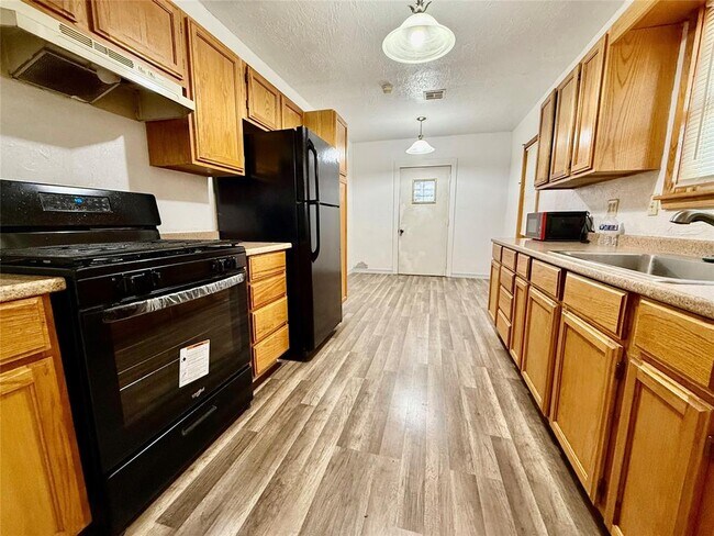 Building Photo - 1013 W 3rd St