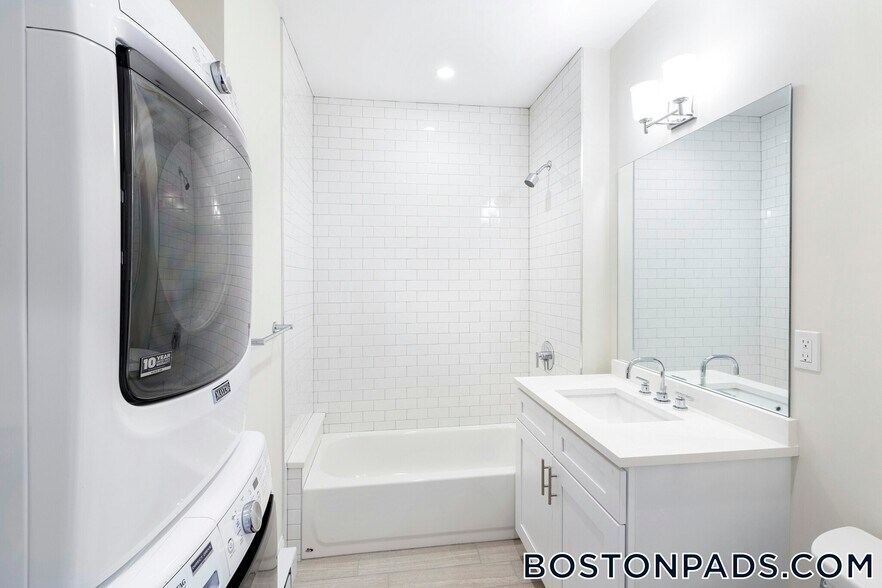 Building Photo - 1902 Washington St