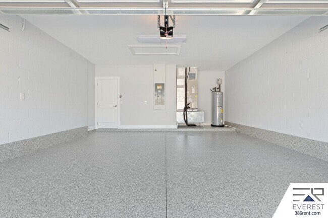 Building Photo - FULLY FENCED, LIKE NEW, CUSTOM BUILT 3/2/2 ON A CUL DE SAC IN DESIRABLE QUAIL HOLLOW