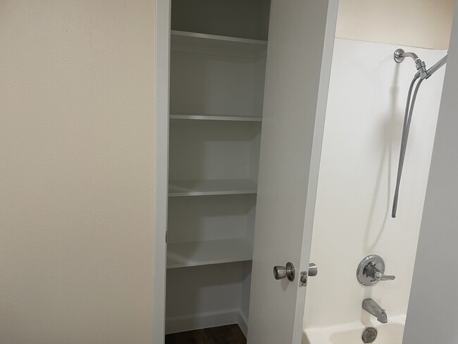 Hall bath with tub/shower & linen closet - 15919 Golf Club Dr