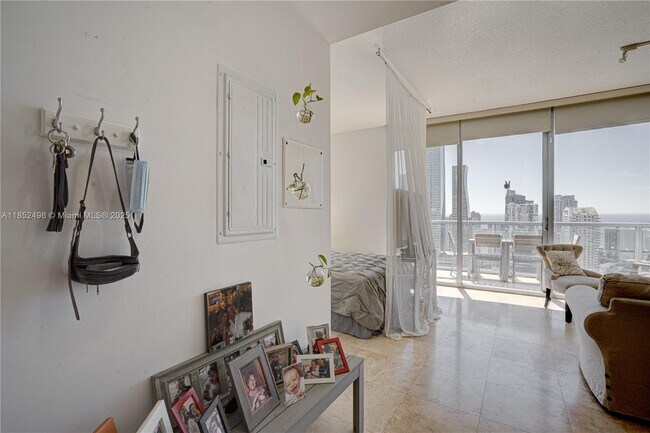 Building Photo - 1060 Brickell Ave