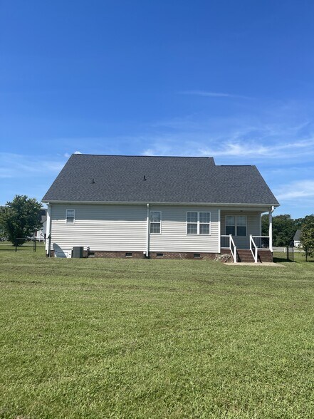 Building Photo - 204 Heron Dr