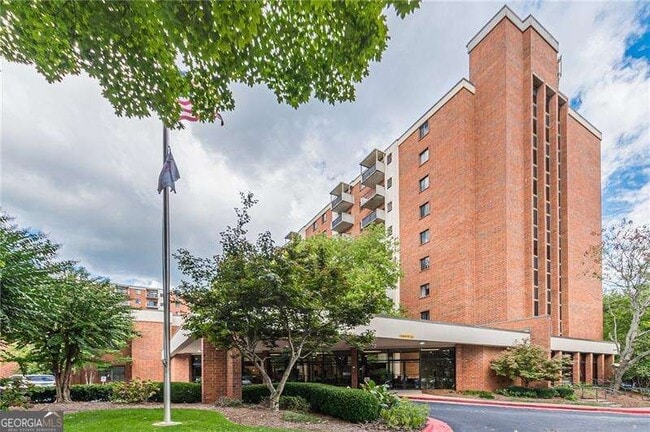 Building Photo - 300 Johnson Ferry Rd