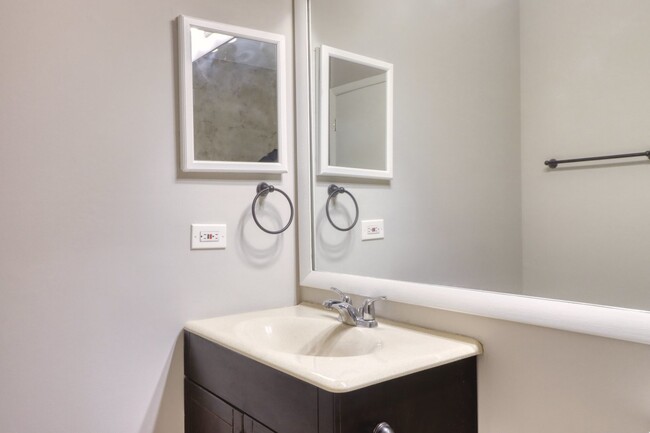 Building Photo - 364 Grissom Ct
