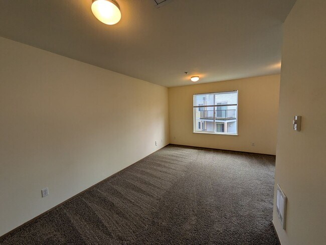 Building Photo - 1 bed/1 bath apartment on Northwest Ave!