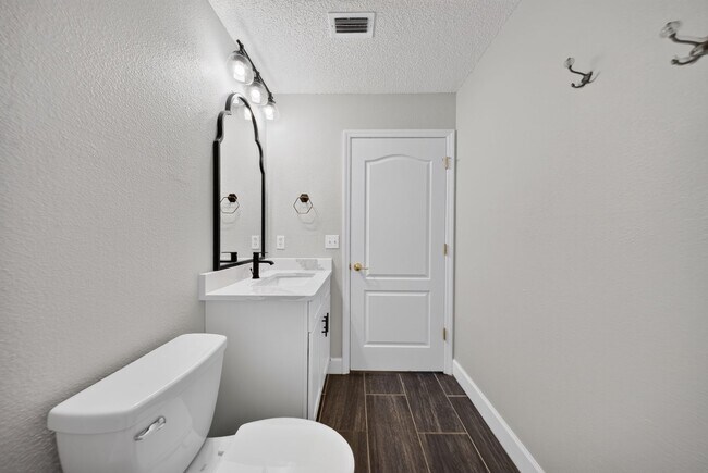 Building Photo - Renovated Brick Home in Gated Community