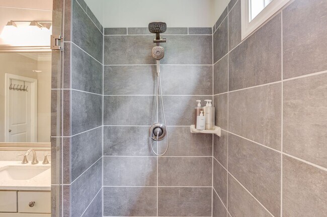 Building Photo - 1450 Edgebrook Ct NE