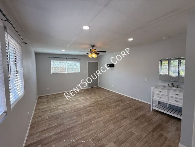 Building Photo - 4 Bedrooms/3 Bathrooms Single Story Home f...