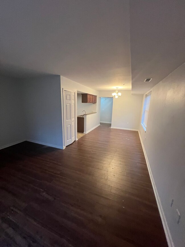 Building Photo - Spacious 3 Bedroom 2 Bath Condo Located To...