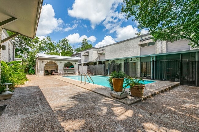 Building Photo - Welcome Home to this beautiful 2-bedroom, 2-bath Condo in highly sought-after Olmos Park Townhomes