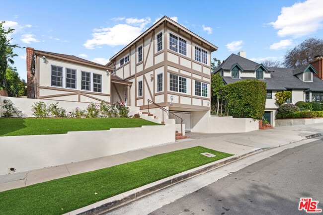 Building Photo - 10309 La Grange Ave