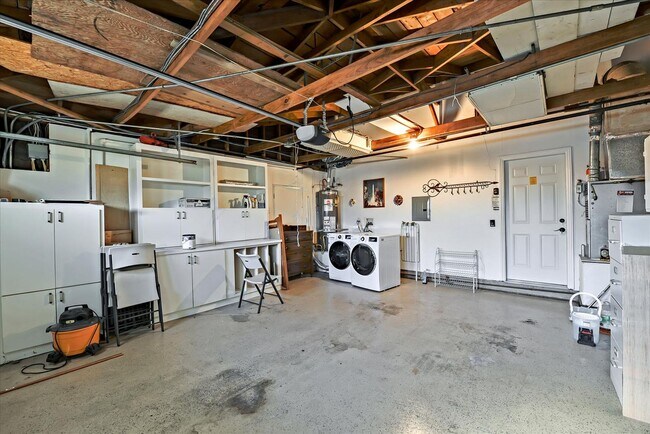 Building Photo - Beautifully Updated Single Family Home with Sparkling Pool