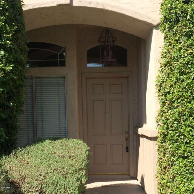 Building Photo - 682 W Raven Dr