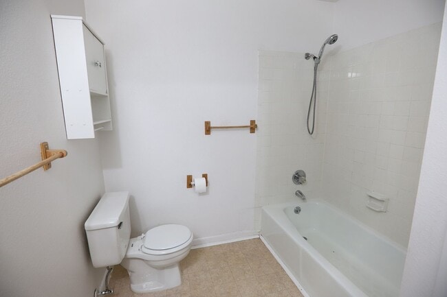 Building Photo - 2 bed 1 Bath townhouse