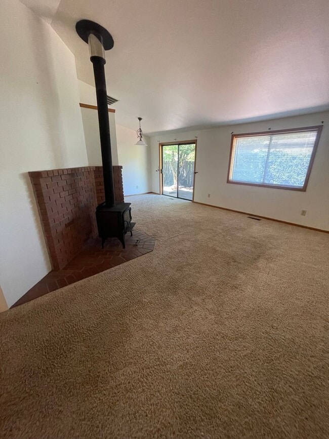 Building Photo - 3 Bedroom Home on Large Corner Lot!
