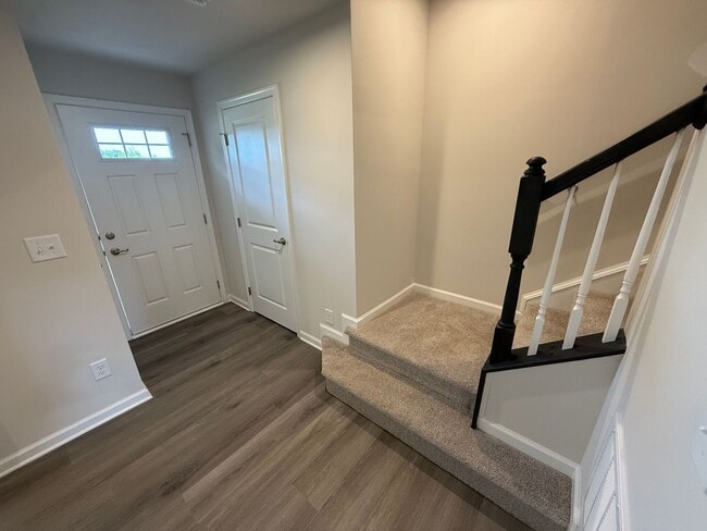 Building Photo - Beautiful Townhome!!