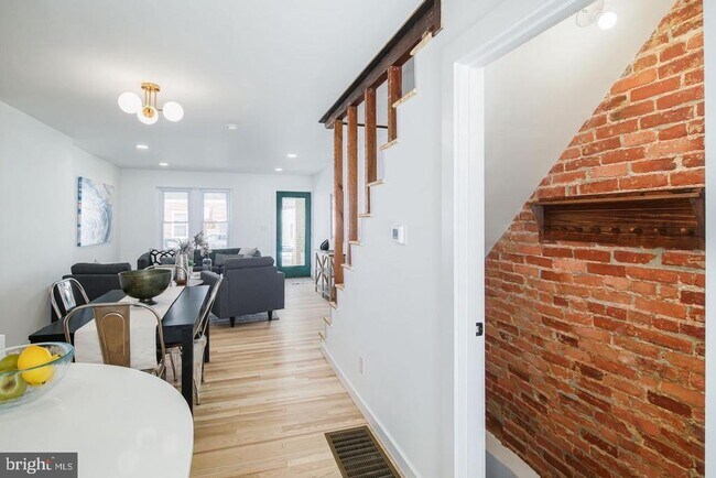 Building Photo - 320 Iona Ave