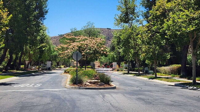 Building Photo - Gorgeous home on the Golf Course in a gated community.