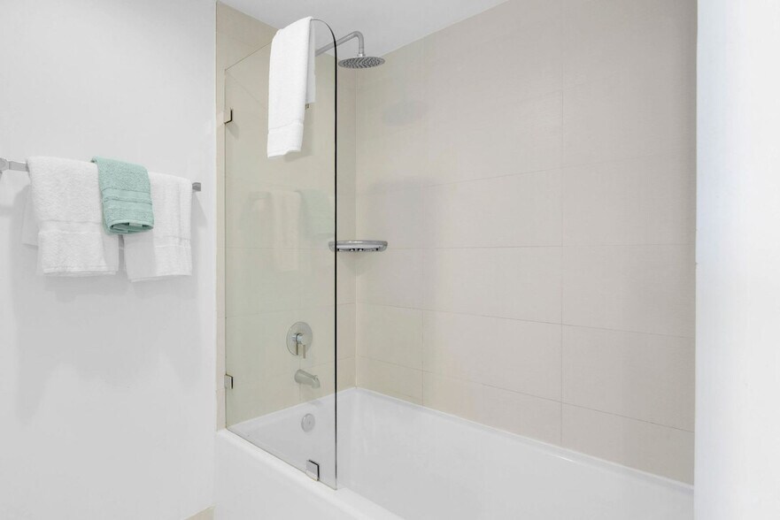 Building Photo - 1180 E Hallandale Beach Blvd